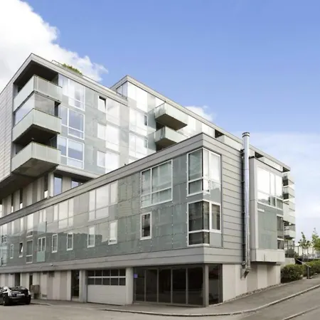 Moderne Sentral I Med Gratis Parkering Leilighet *